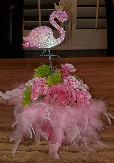 Flamingo centerpiece Flamingo Theme Centerpieces, Flamingo Centerpiece Ideas Diy, Flamingo Table Decor, Flamingo Centerpiece Ideas, Flamingo Themed Party Decoration, Flamingo Birthday Decorations, Flamingo Centerpiece, Flamingo Party Decor, Pink Flamingo Party