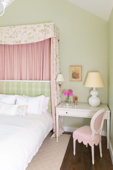 Pink Chinoiserie Bedroom, Glam Girls Bedroom, Mark Sikes, Plaid And Floral, Bed Canopies, Grandmillennial Style, Los Angeles Interior Design, Preppy Decor, Glam Pad