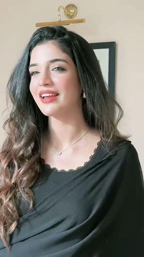 Laiba Khan Pakistani Actress, Laiba Khan, Best Friend Pictures Tumblr, Pakistani Drama, Pakistani Dramas, Chinese Language, Pakistani Actress, Best Friend Pictures, Friend Pictures