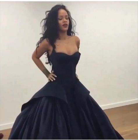 Black Dress Fenty Rihanna, Looks Rihanna, Makeup Sephora, Rihanna Outfits, Rihanna Style, Black Prom, Rihanna Fenty, Carrie Bradshaw, Ball Gown Dresses