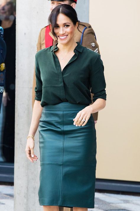 Here's What We Think Meghan Markle Is Packing for Her Australia Trip Green Leather Skirt Outfit, Estilo Meghan Markle, Green Leather Skirt, Leather Skirt Outfit, Kate And Meghan, Meghan Markle Style, Style Royal, Rock Outfit, Style Rock