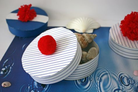 Inspiration marine et boîtes " béret de ma | Oui Are Makers Deco Theme Marin, Nautical Photo Booth, Decor Marin, Deco Marine, Marine Decor, Holiday Club, Diy Table, Paul Gaultier, Nautical Theme