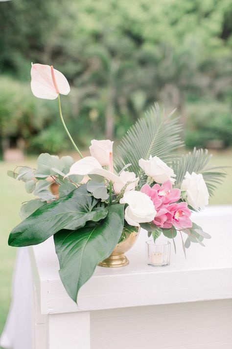 A Tropical Light Pink Wedding at Na Aina Kai Botanical Gardens with a Southern Twist Tropical Greenery Centerpieces, Tiki Wedding, Greenery Centerpieces, Black Wedding Decorations, Tropical Wedding Decor, Light Pink Wedding, Tropical Greenery, Hawaiian Wedding, Wedding Bar