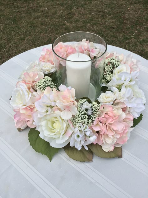 Flower Centerpiece Quinceanera, Pink And Gold Table Centerpieces, Light Pink And White Flower Centerpieces, Blush Pink And Grey Wedding Centerpieces, Cute Pink Centerpieces, Pink Theme Centerpieces, Pink White Centerpiece Flowers, Quince Decorations Tables, Cute Centerpiece Ideas For Quince