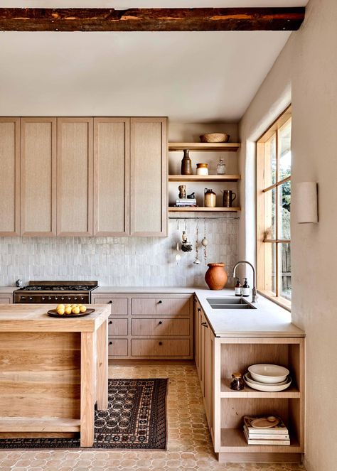 Adding character to a kitchen: steal Georgia's style - The Interiors Addict Dapur Rustic, Model Dapur, Interior Dapur, Minimal Kitchen, Kabinet Dapur, Interior Vintage, Rustic Modern Kitchen, Studio Kitchen, Australian Homes