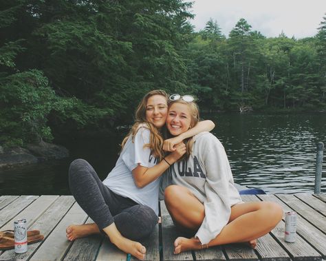 friends Cottage Friends Aesthetic, Casual Friend Pictures, Camp Pictures With Friends, Cottage Instagram Picture Ideas, Cabin Pictures With Friends, Cute Camping Pictures Friends, Cottage Pictures With Friends, Lake Poses Picture Ideas With Friends, Cottage Pics With Friends