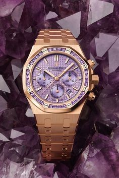 The new Royal Oak Selfwinding Chronograph’s carefully selected purple amethysts harmoniously echo the chameleon dial, elegantly changing colour in the light. Princess Gifts, Fancy Watches, Baby Bangles, Purse Accessories, Royal Oak, Girly Jewelry, Audemars Piguet, Watch Collection, Watches Jewelry