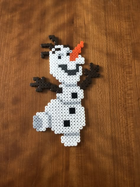 Olaf frozen Olaf Perler Bead Pattern, Ikea Pyssla Ideas, Frozen Perler Beads, Perler Beads Disney, Ironing Beads Ideas, Perler Bead Ornaments Pattern, Hama Disney, Hama Beads Christmas, Christmas Perler Beads