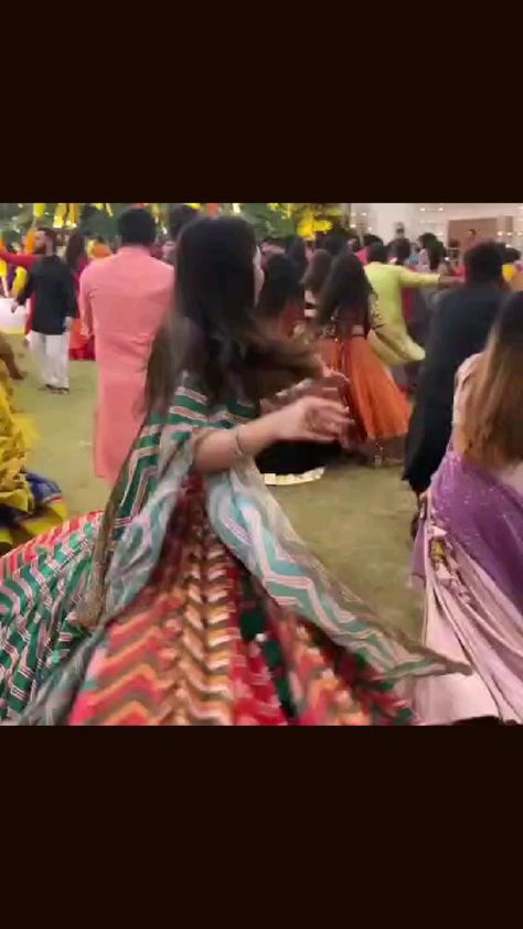 Dandiya Night Outfits, Navratri Photos, Garba Steps, Garba Dance Video, Sangeet Ideas, Dandiya Night, Garba Dance, Navratri Garba, Simple Dance