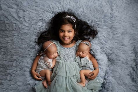 Twins And Older Sister, Older Newborn Photography, Twin Newborn Photography With Siblings, Twins Newborn Photoshoot, Twin Babies Pictures, Twins Photoshoot, Newborn Twin Photos, Twin Baby Photography, Sibling Photography Newborn