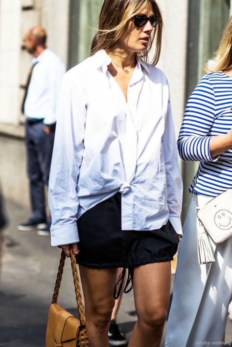 A Fresh Way to Wear Your White Button-Down Shirt for Summer Oversized Shirt Outfit, Oversized White Shirt, White Shirt Outfits, Black And White Outfit, Oversized Outfit, Style Casual Chic, Mode Inspo, 가을 패션, White Shirts