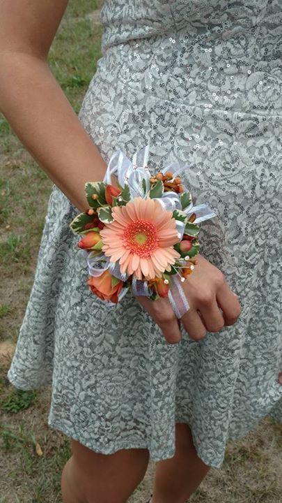 Peach Corsage Prom, Gerbera Daisy Corsage, Gerber Daisy Corsage, Homecoming Corsage Ideas, Prom Wrist Corsage Ideas, Coral Corsage, Formal Corsage, Daisy Corsage, Boutonnière Ideas