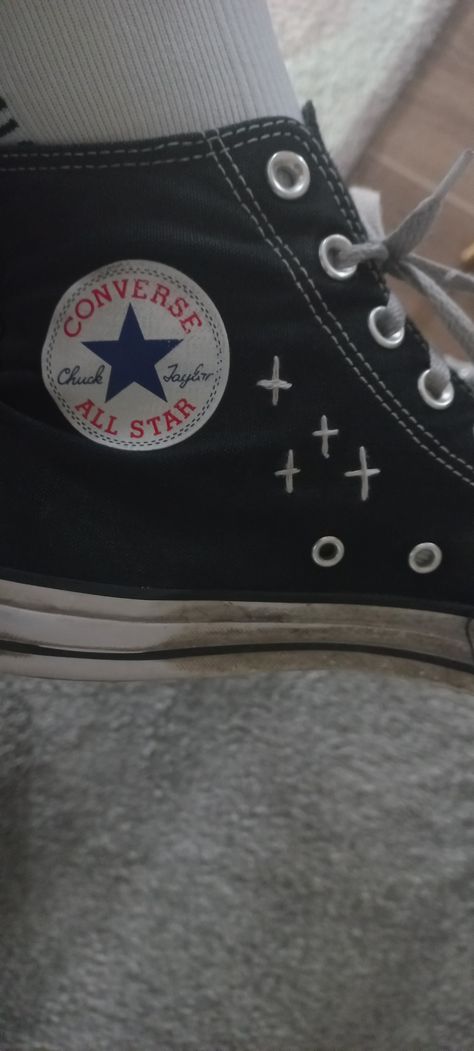 Sewing On Converse, Simple Converse Embroidery, Lgbtq Converse, Converse Decorated, Vison Bored, Converse Colors, Converse Ideas, Diy Converse, Shoes Decor