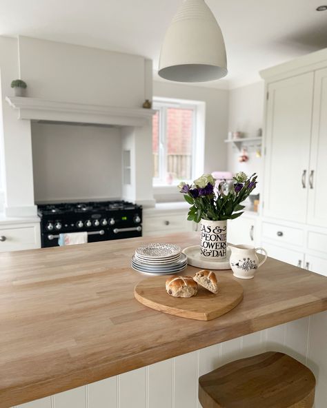 Oak Top Kitchen Island, Wood Worktop Kitchen Island, White Kitchen With Wood Worktop, Shaker Kitchen Wooden Worktops, Oak Kitchen Countertops, Oak Worktop Kitchen, Wooden Worktop Kitchen, Kitchen Wooden Worktop, Wood Worktop Kitchen