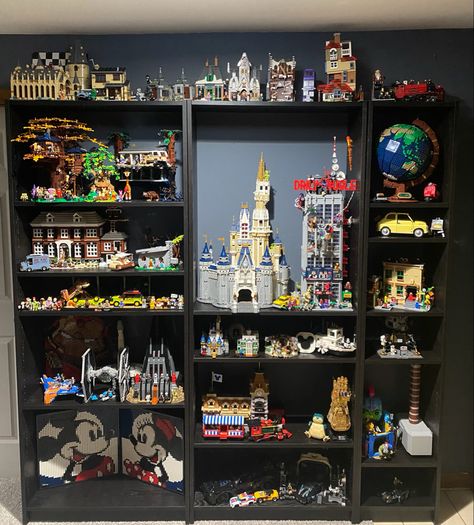 Lego Display Gaming Room Lego Room Display, Lego Display Ideas Adult, Lego Bookshelf, Lego Collection, Lego Collection Display, Lego Display Shelves, Lego Set Display, Collectors Room Ideas, Lego Interior Design