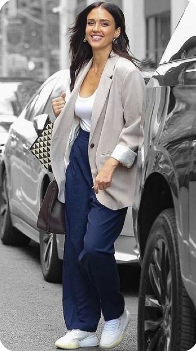 Jessica Alba Dress, Semi Formal Mujer, Jessica Alba Casual, Jessica Alba Outfit, Simple Work Outfits, Celebrity Inspired Outfits, Jessica Alba Style, Mommy Outfits, Casual Outfit Inspiration