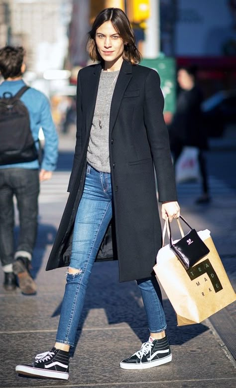 Alexa Chung wears a gray sweater, long black coat, skinny jeans, and high-top Vans sneakers Comfortable Holiday Outfits, Vans Sk8 Hi Black, Celebrity Sneakers, Casual Chique Stijl, How To Wear Vans, Alexa Chung Style, High Tops Sneakers, Vans Outfit, Long Black Coat