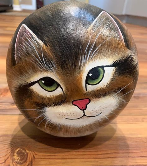 Cat Gourd, Bowling Ball Yard Art, Rock Crafts Diy, Gourds Birdhouse, Painted Rock Animals, Hand Painted Gourds, Gourds Crafts, Painted Gourds, Rock Painting Patterns