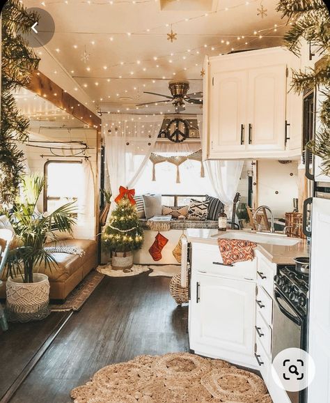 Caravan Vintage, Travel Trailer Decor, Camper Trailer Remodel, Trailer Decor, Diy Camper Remodel, Bus House, Trailer Living, Camper Living, Van Home