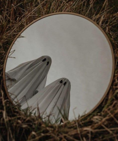 Halloween Shot Ideas, Ghost Shoot, Halloween Shoot Ideas, Spooky Photo Shoot, Fotos Halloween, Halloween Photo Ideas, Ghost Trend, Halloween Photoshoot Ideas, Spooky Photoshoot