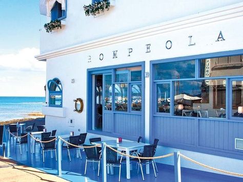 Beach Restaurant Design, Restaurant Exterior Design, Seafood Shop, Restaurant Exterior, Greek Restaurants, Beach Cafe, Hotel Boutique, Bar Design Restaurant, Cafe Interior Design