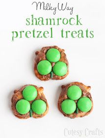 Milky Way Shamrock Pretzel Treats #EatMoreBites #shop #cbias Shamrock Pretzels, St Patrick's Day Treats, St Patrick's Day Dessert, Crafts To Make And Sell Unique, Pretzel Treats, Easy Crafts To Sell, Easy Holidays Crafts, Popular Crafts, St Patrick's Day Crafts