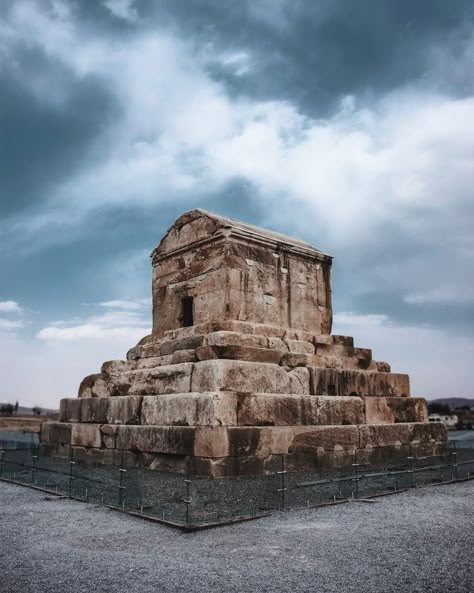 Pasargad Iran, Iranian History, Ancient Persian Art, King Of Persia, Persian Warrior, Cyrus The Great, Iran Culture, Ancient Drawings, Iran Pictures