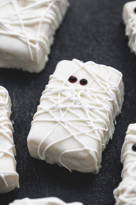 3-ingredient rice krispie treat mummies are the perfect halloween party treat! Biscuits Halloween, Halloween Rice Krispie Treats, Postres Halloween, Dessert Halloween, Recetas Halloween, Perfect Halloween Party, Halloween Punch, Spooky Halloween Treats, Halloween Party Treats