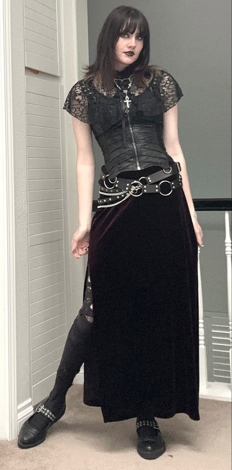 Black Aesthetic School, 90s Black Aesthetic, 90s Punk Outfits, Early 2000s Goth, Outfit Inspo Grunge, Goth Ideas, Punk Diy, Gothic Stuff, 2000s Goth