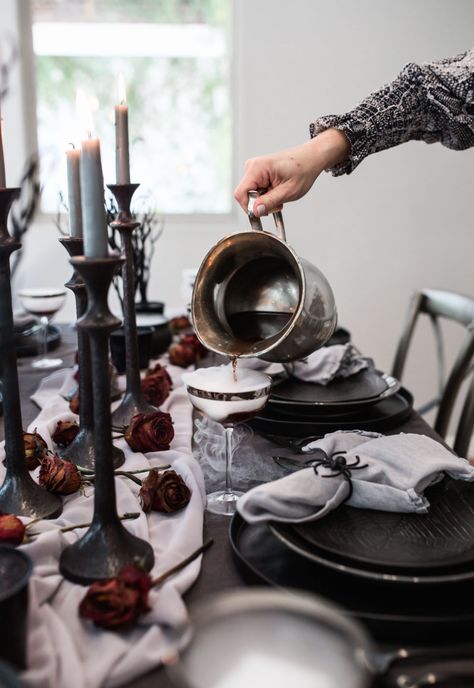 Mystical Halloween, Lila Party, Graveyard Halloween, Halloween Table Settings, Elegant Halloween Decor, Table Halloween, Halloween Decor Diy, Halloween Tablescape, Classy Halloween