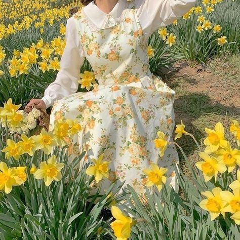 𝘨𝘢𝘳𝘥𝘦𝘯 🌼🍃 shared by 𝐸𝑠𝑡𝑒𝑓𝑖 🦌 on We Heart It Era Victoria, Nature Outfits, Field Of Flowers, Cottage Core Aesthetic, Yellow Aesthetic, Mellow Yellow, Looks Vintage, Aesthetic Outfits, Outfits Aesthetic