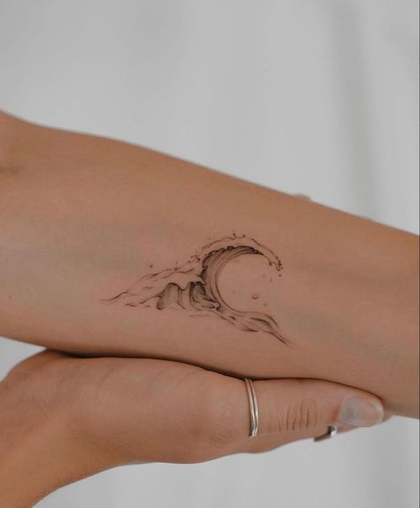 Low Bicep Tattoo Women, Feminine Wave Tattoos, Waves Fine Line Tattoo, Realistic Wave Tattoo, Sea Waves Tattoo, Matching Ocean Tattoos, Ocean Aesthetic Tattoo, Tattoo Mar Ocean, Fine Line Wave Tattoo