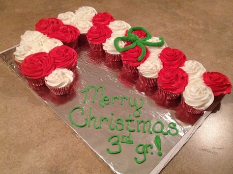 Christmas Cupcake Cake, Pull Apart Cupcake, Pull Apart Cupcake Cake, Pull Apart Cake, Pull Apart Cupcakes, Candy Cane Christmas, Christmas Sweets, Xmas Food, Cupcake Cake