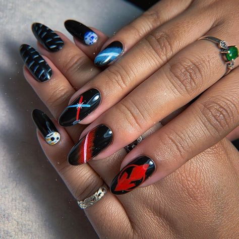 Star Wars 🌌 Scroll ➡️… | Instagram Lightsaber Nail Art, Darth Vader Nail Art, Starwars Acrylic Nails, Superhero Nail Designs, Star Wars Gel Nails, Star Wars Nail Art Easy, Star Wars Christmas Nails, May The 4th Nails, Star Wars Nails Designs Dark Side