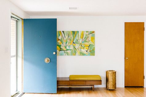 "The home had all the great makings of a true midcentury ranch that needed an update," says Bevan. "The previous owners had chosen a color palette and finishings that felt outdated and not in... Mid Century Interior Doors, Minimal Entryway, Mid Century Modern Entryway, Modern Baseboards, Interesting Furniture, Midcentury Modern Style, Midcentury Interior, Mid Century Modern Exterior, Sliding Doors Exterior