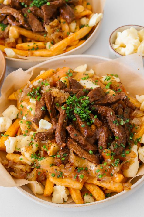 Poutine Chipotle Chicken Pasta, Poutine Fries, Poutine Recipe, Canadian Dishes, Homemade Fries, French Fries Recipe, Crispy French Fries, Frozen French Fries, Vegetarian Side Dishes