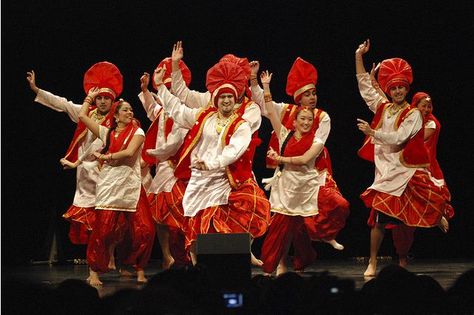 As you can see, this is bhangra in motion. There are both girls and boys in this preformance. Baisakhi Wishes, Punjabi Bhangra, Bhangra Dance, Diya Designs, Happy Baisakhi, Dance Of India, Dance And Music, Pakistan Wedding, Punjabi Culture