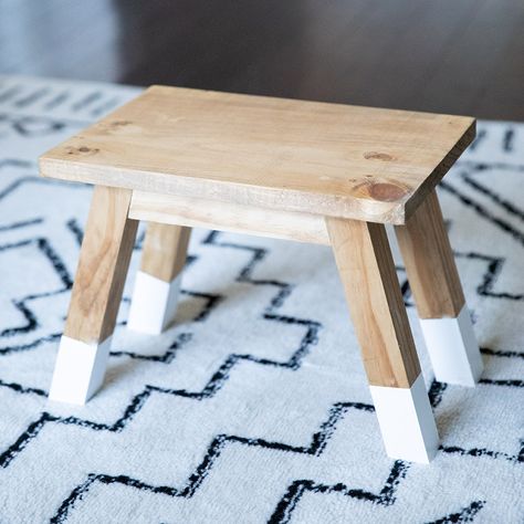 Wooden Stools Diy, Diy Step Stool, Wooden Stool Designs, Step Stool Diy, Wood Step Stool, Diy Stool, Diy Step, Wooden Step Stool, Wood Steps