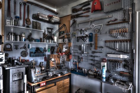 https://www.flickr.com/photos/mtneer_man/9207206499/in/album-72157634477108811/ Metal Lathe Projects, Metal Lathe Tools, Sawing Machine, Garage Loft, Ultimate Garage, Woodworking Shop Layout, Metal Workshop, Workbench Plans, Workshop Design