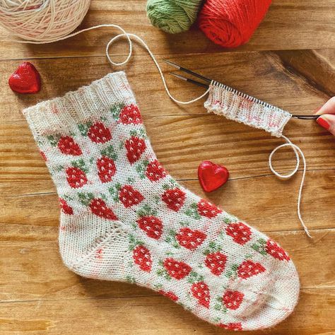 Baby Socks Crochet Pattern, Baby Socks Pattern, Crochet Baby Socks, Charlotte Stone, Diy Tricot, Socks Pattern, Sock Knitting Patterns, Crochet Socks, Long Walk