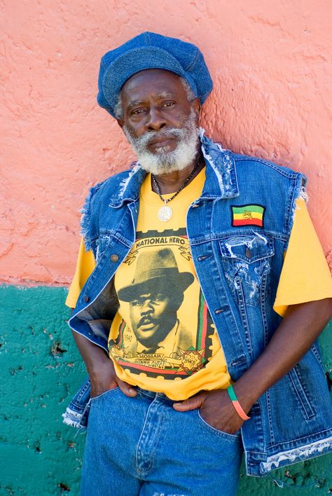 Jamaican People, Black Music Artists, Burning Spear, Reggae Mix, Dreadlock Rasta, Jamaican Men, Rastafarian Culture, Bob Marley Pictures, Rasta Man