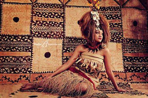 Samoan woman Samoan Dance, Samoan Wedding, Samoan People, Samoan Women, Samoan Culture, Samoan Dress, Photography Mirror, Polynesian Dance, Polynesian Dress