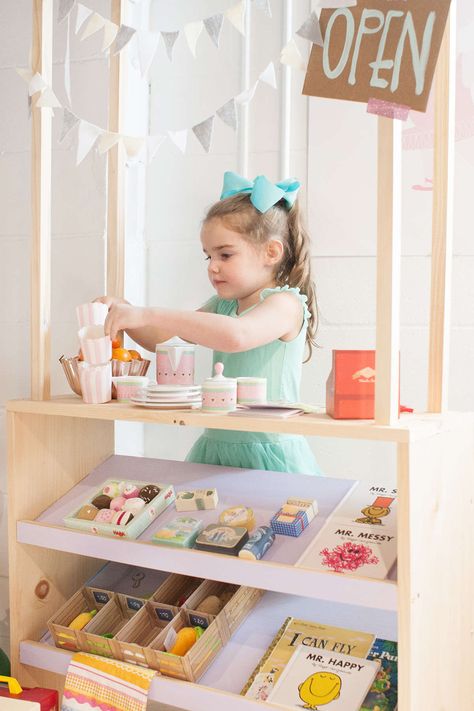 DIY grocery stand Kids Market Stand, Play Market Stand, Kids Grocery Store, Play Grocery Store, Lay Baby Lay, Play Market, Kids Market, Diy Playroom, Kids Cafe