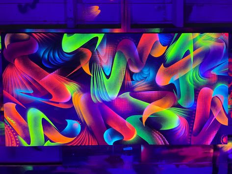 Neon Spray Paint Art, Neon Spray Paint Wall Art, Neon Wall Art Paint, Neon Graffiti, Neon Spray Paint, Neon Lights Party, Fluorescent Painting, Music Graffiti, Spray Paint Wall