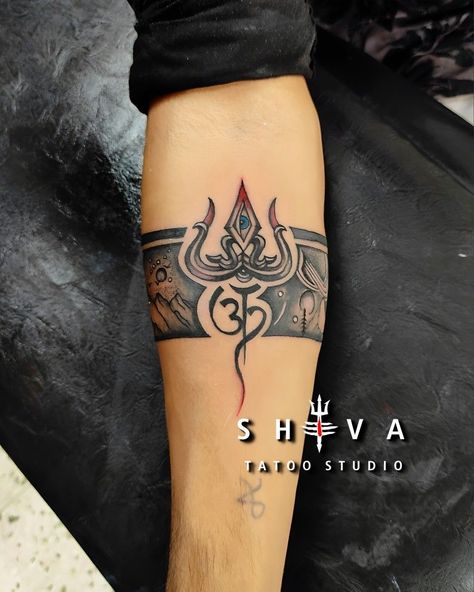 Trishul Armband Tattoo, Boys Hand Tattoo, Belt Tattoo, Indian Tattoo Design, Band Tattoos For Men, Trishul Tattoo Designs, Trishul Tattoo, Mahadev Tattoo, Krishna Tattoo