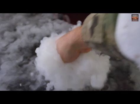 Besides making spooky fog for Halloween or rock concerts, there are tons of ways you can use dry ice in the preparation of creative drinks and desserts. The hard part is getting access to dry ice... but not anymore. Halloween Life Hacks, Salt Experiment, Dry Ice Halloween, Dry Ice Experiments, How To Make Punch, Fog Effect, Homemade Items, Fog Machine, Halloween Gif