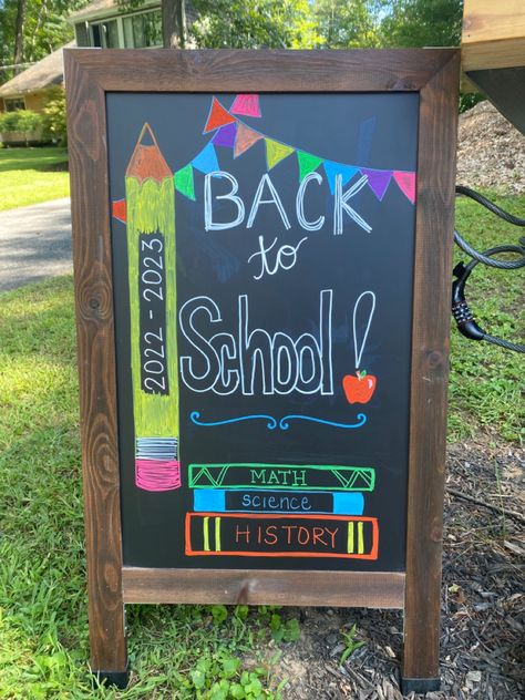 Back To School Whiteboard Art, Chalk Art Back To School, Welcome Back Chalkboard Ideas, Chalkboard Back To School, Back To School Whiteboard Ideas, Welcome Back To School Chalkboard Art, Back To School Chalkboard Ideas, Classroom Chalkboard Art, Back To School Chalkboard Art Ideas