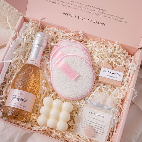 Self care gift box Self Love Package, Gift Box Girlfriend, Thank You Gift Box Ideas, Giftbox Birthday Aesthetic, Spa Gift Box Ideas, Skin Care Gift Box Ideas, Care Package Ideas For Friend, Gift Box For Mothers Day, Self Care Kits