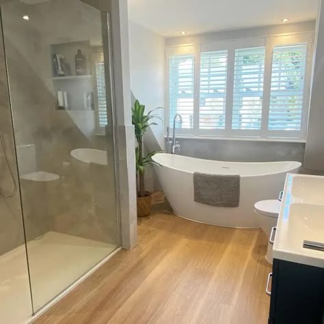 Surrey Home Receives a New England Style Renovation En Suite With Free Standing Bath, London Apartment Bathroom, Freestanding Bath Under Window, Free Standing Bath Under Window, Freestanding Bath In Front Of Window, Large Family Bathroom Ideas, Bath Under Window Layout, Bathroom With Bath And Shower Layout, Farmhouse Conversion