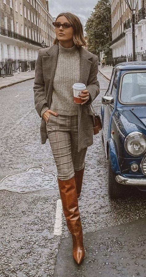 Camel Boots Outfit, Mode Style Anglais, Chic Work Outfits Women, Work Outfit Ideas, Work Outfits Women Summer, Professional Outfits Women, Chique Outfits, Instagram Trends, Women Office